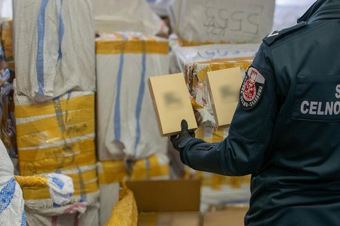 Potężne uderzenie KAS w Wólce Kosowskiej! W magazynie podróbki za 20 MLN ZŁ! Co jeszcze znaleźli celnicy?