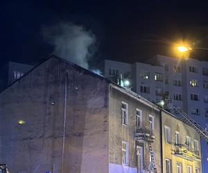 Wielki dym i ogień na Targówku. Pożar kamienicy, w akcji strażacy