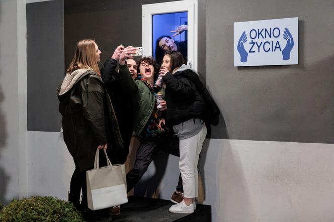 Na Wspólnej odc. 3376 Janek (Bartłomiej Kraszewski), Bella (Karolina Matej), Antek (Jakub Jankiewicz), Słowik (Maksymilian Piotrowski), Elka (Martyna Czekalska)