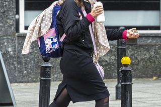 Jachira maluje się w tramwaju