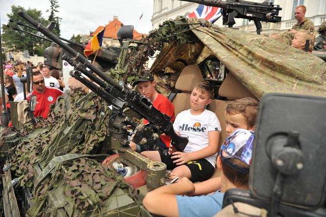 Armaty zagrzmiały w Warszawie. Obchody święta Wojska Polskiego