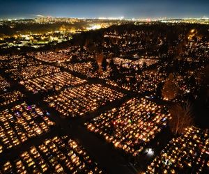 1 listopada na Cmentarzu Łostowickim w Gdańsku. Tak wygląda w dniu Wszystkich Świętych