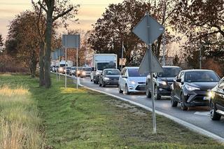 Wielka akcja strażaków na Białołęce. Wyciek gazu obok stacji paliw! Zablokowano ruch w obu kierunkach 