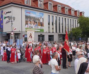 Boże Ciało 2024. Tłumy wiernych przeszły w procesji ulicami Białegostoku