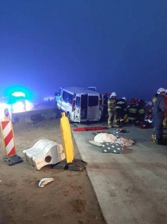 Kamieńsk: WYPADEK na "Gierkówce"! Bus UDERZYŁ w betonowe bariery, 5 osób RANNYCH! [FOTO]