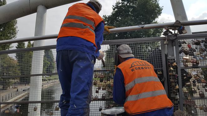 Z Mostu Kiepury znikają kłódki zakochanych. Co na to bydgoszczanie? [ZDJĘCIA]