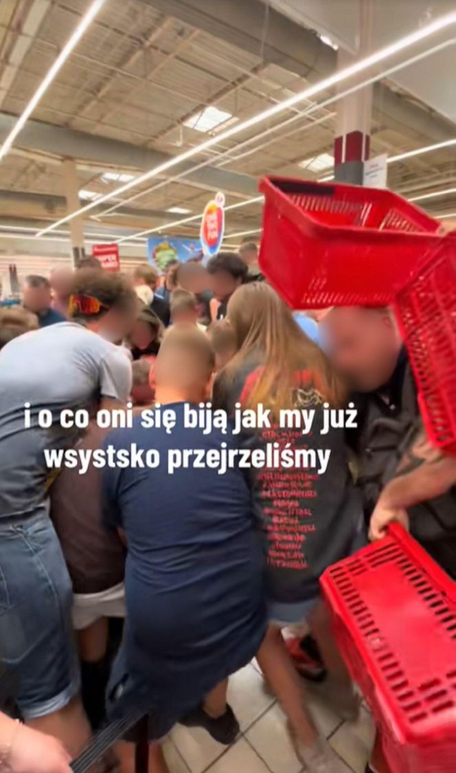 Dantejskie sceny w hipermarkecie Auchan. Klienci wyrywali sobie pudełka z rąk. Jest nagranie