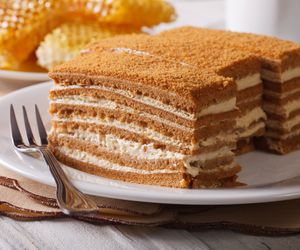 Pyszne ciasto miodowe: przepis krok po kroku