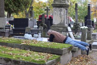 Lublinianie sprzątają groby przed 1 listopada