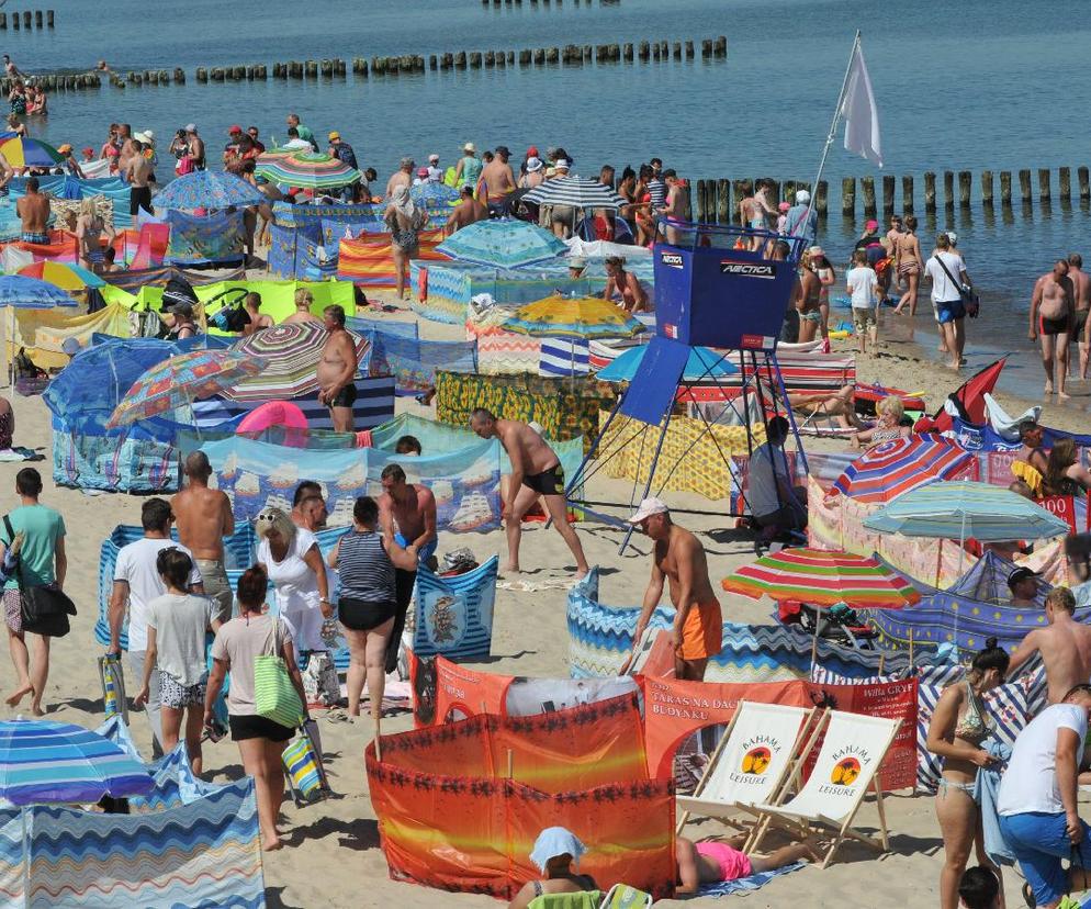 Parawany na plaży to typowy wakacyjny obrazek