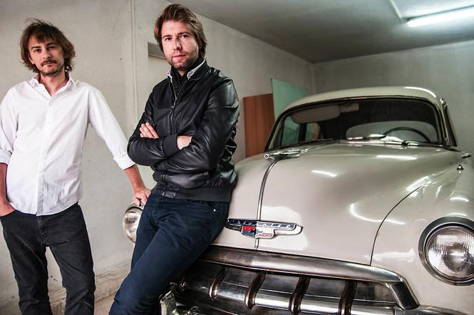 Wojciech Jurecki i Michał Wróbel na tle auta Chevrolet