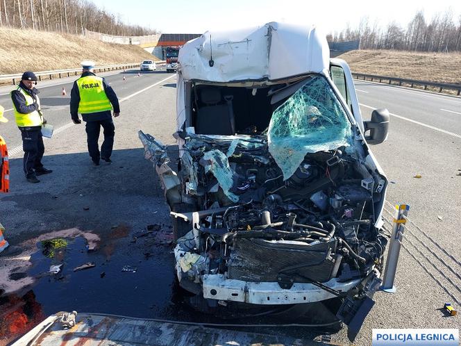 Wypadek na S3 pod Jaworem. Bus uderzył w ciężarówkę  