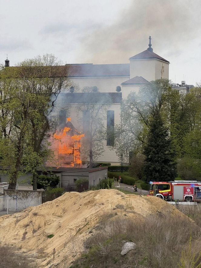 Ktoś podpalił zabytkową drewnianą mającą 208 lat dzwonnicę