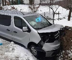 Powiat zamojski. Było ślisko, bus wylądował w rowie. Jedna osoba trafiła do szpitala 