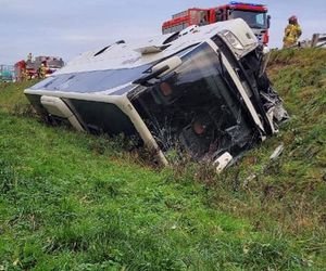   Poważny wypadek na A4. Dachował autobus. Ranna jedna osoba