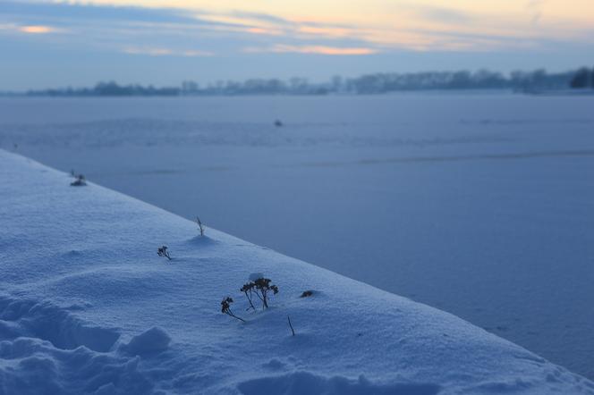 Zimowy Zalew Zemborzycki o zachodzie słońca. Na tafli wody jest już pierwszy lód! 