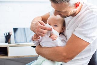 Zatkany nos u niemowlaka - czy wiesz, jak go skutecznie udrożnić i jak ułatwić dziecku oddychanie?
