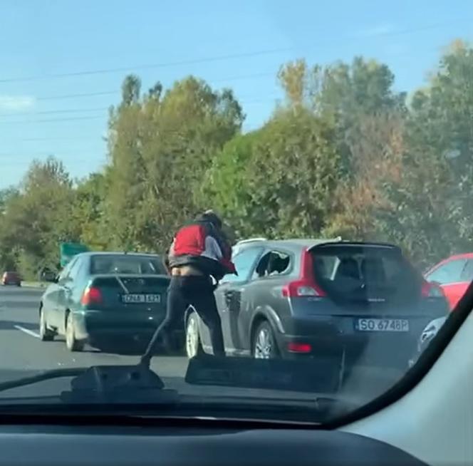 Atak szaleńca na drodze w Katowicach. Wpadł w amok i rozwalał auto stojące w korku WIDEO