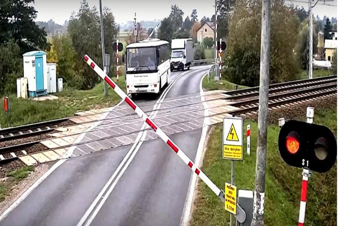 Szkolny autobus wjechał pod rogatki. Jest nagranie