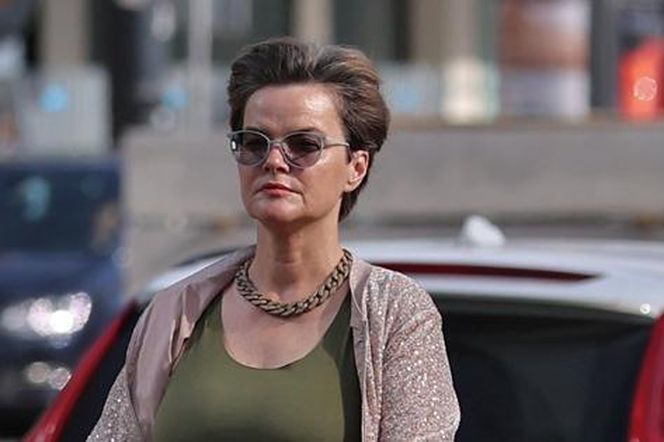 Monika Richardson pędzi na hulajnodze