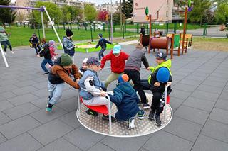 Nowy plac zabaw przy SP nr 8 w Siedlcach jest ogólnodostępny dla wszystkich mieszkańców miasta i dostosowany do potrzeb osób z niepełnosprawnością ruchową