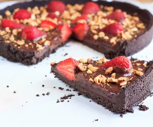 Tarta czekoladowa z truskawkami. Perfekcyjny deser na upalne dni