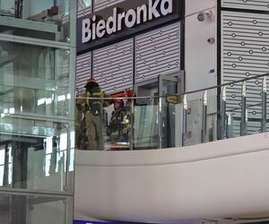 Pożar Biedronki w centrum Warszawy! Duża ewakuacja, na miejscu służby