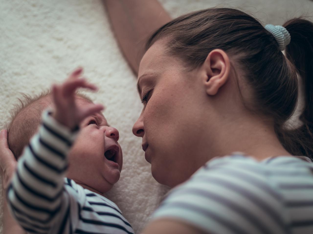 Dlaczego naukowcy radzą, by nie wstawać natychmiast do płaczącego w nocy noworodka?