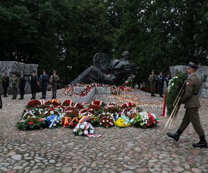Uroczystość pod pomnikiem Polegli Niepokonani (1.08.2025)