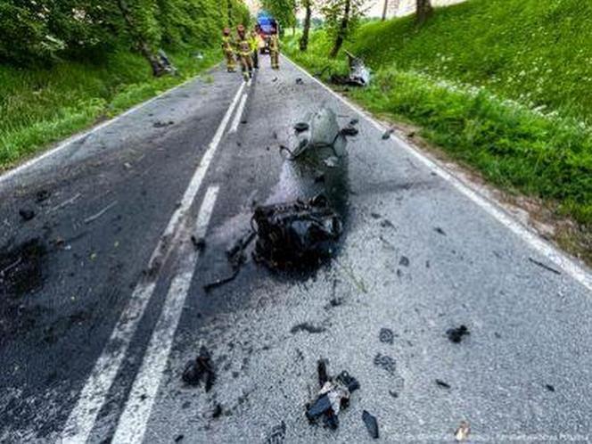 Tragiczny wypadek na Mazurach. Samochód rozpadł się na pół!