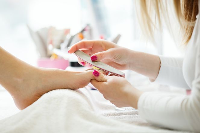 Kosmetyczka robi pedicure