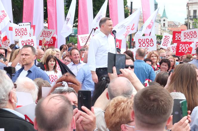 Prezydent Andrzej Duda spotkał się z lublinianami, czekali na niego także tęczowi aktywiści