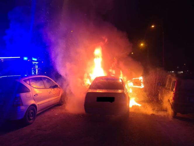 Pożar samochodu przy ul. Piłsudskiego w Dąbrowie Górniczej. Płomienie buchały na wszystkie strony