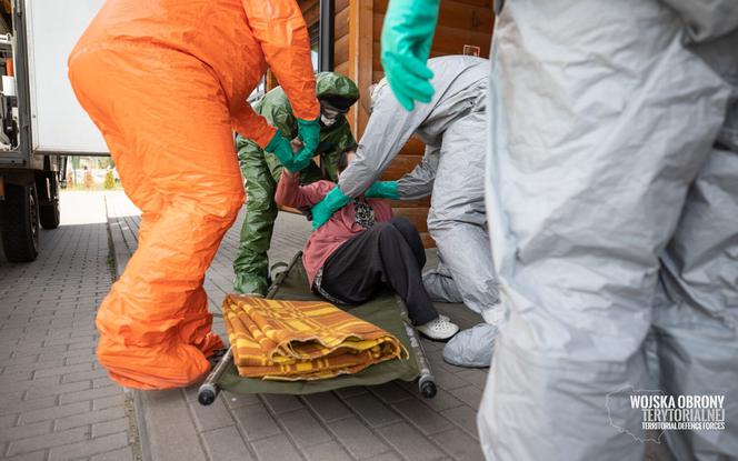 Żołnierze - chemicy wchodzą do DPSu w Kleszczowie. Rozpoczęła się dekontaminacja ośrodka! 