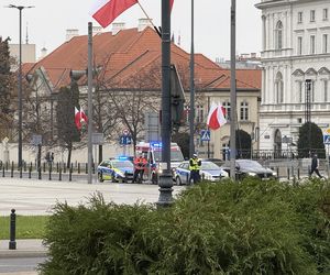 Incydent na placu Piłsudskiego w Warszawie. Mężczyzna wszedł na pomnik Ofiar Tragedii Smoleńskiej. „Zostanie w szpitalu”