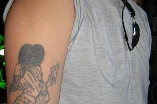 10 naprawdę tragicznych rockowych tatuaży. Będą musieli z tym żyć