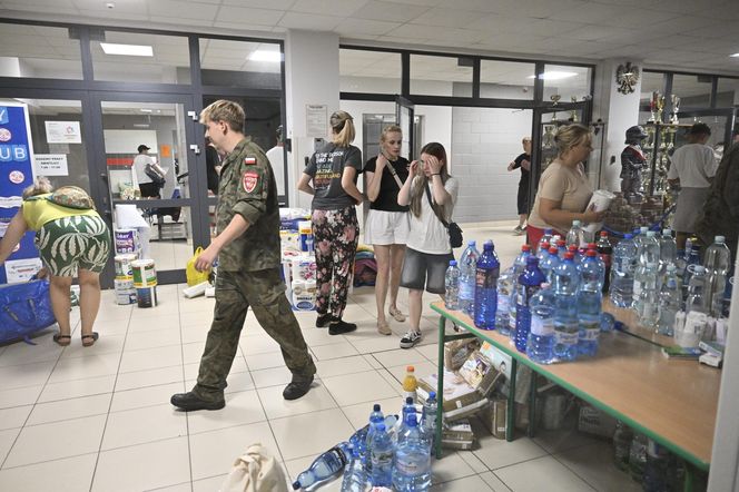 Pożar w Ząbkach. Wielkie poruszenie! Ludzie z całego miasta ruszyli z pomocą 