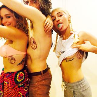 Miley Cyrus chwali się nową fryzurą i dziwnym tatuażem!