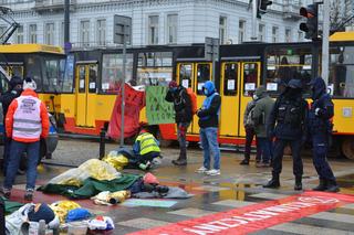 Ludzie leżą na ulicy w centrum Warszawy