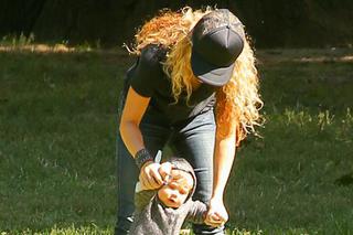 Shakira z synem na jesiennym spacerze