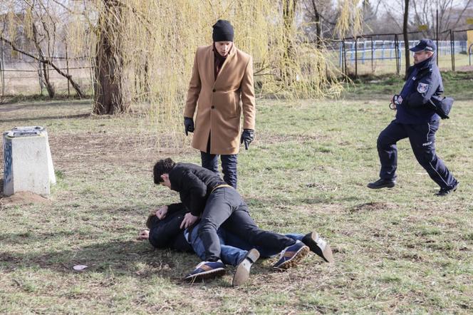 Na Wspólnej odc. 3463. Pedofil (Piotr Rodak), Tadeusz (Jakub Pruski), Darek  (Michał Mikołajczak)