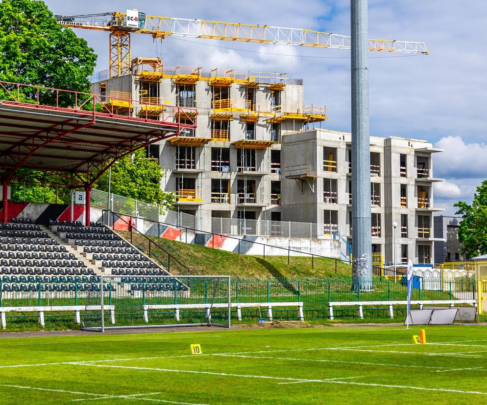 Mecze obejrzysz z balkonu za darmo. Blok przy stadionie jak prywatna trybuna