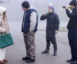 	Barwy szczęścia odc. 3183. Kasia (Katarzyna Glinka), młody Leszek Szymański (Maciej Czerklański), Matecki (Daniel Antoniewicz), drugi kolega (Arkadiusz Kowalski) 