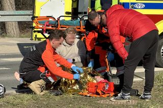 Motocyklista trafił do szpitala. Kierowca mazdy wymusił pierwszeństwo. Koszmarny wypadek w Warszawie