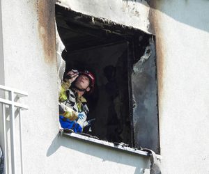 Pożar i wybuchy w mieszkaniu bloku w Tychach