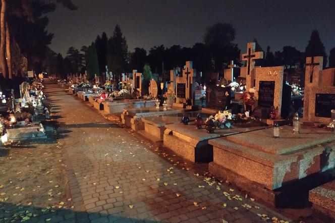 Wieczorami siedleckie cmentarze już od wielu dni rozświetlone są światłem palących się zniczy