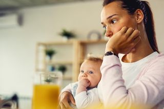 Depresja poporodowa: prosta ankieta, która chroni zdrowie psychiczne mamy