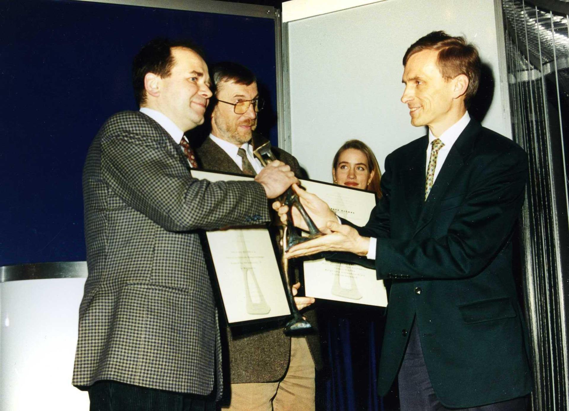 Nagrodę dla Najlepszego Budynku Warszawy 1989-1995 z rąk Marcina Święcickiego odbierają Stefan Kuryłowicz i Włodzimierz Łuksza