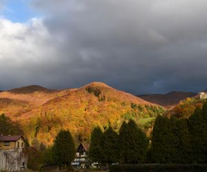 Małopolska wieś, która zachwyciła filmowców. Jesienią można poczuć się jak na planie