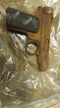 Górowo Iławeckie. Na strychu znalazł stary pistolet. Przeleżał tam kilkadziesiąt lat